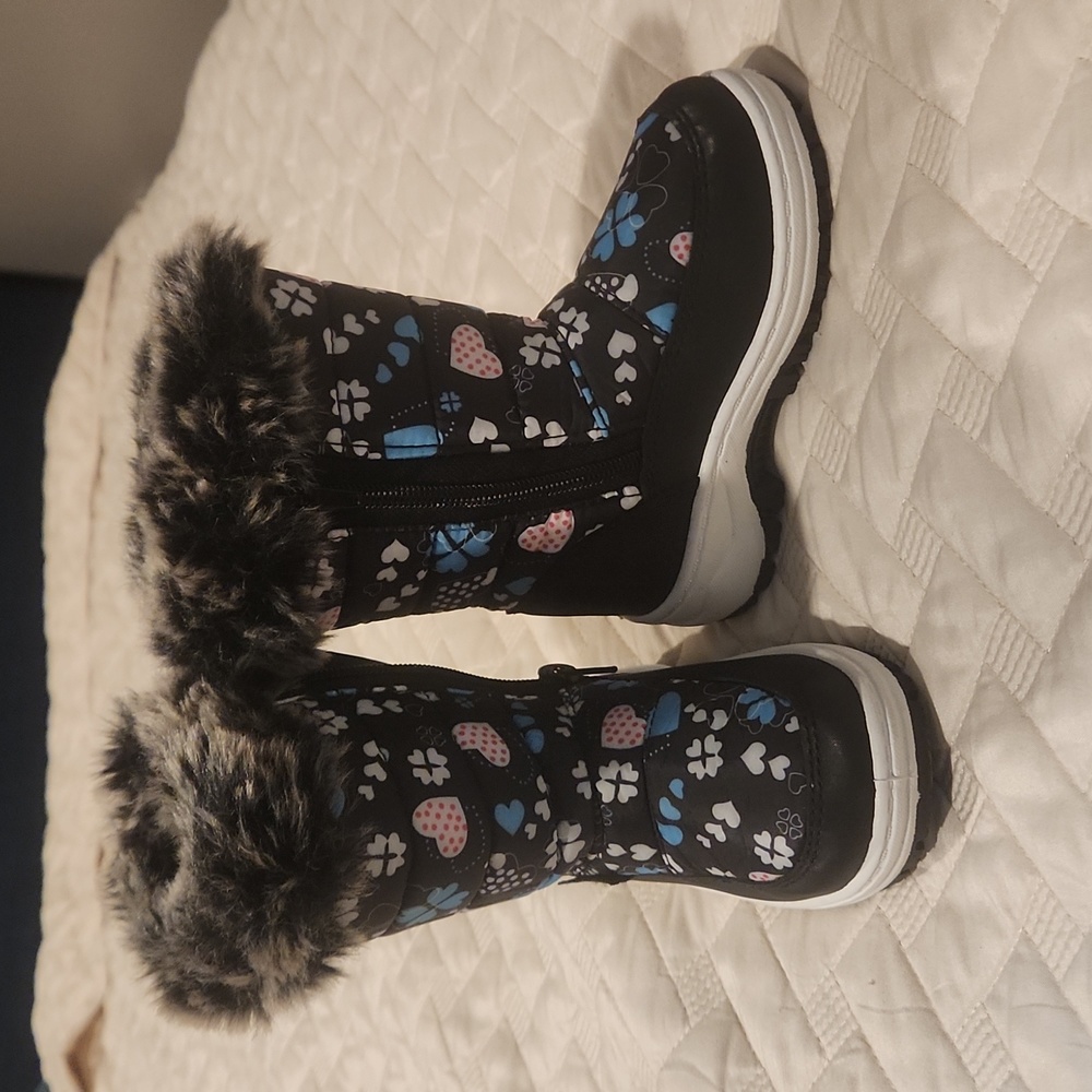Adorababy toddler size 7 snow boots.